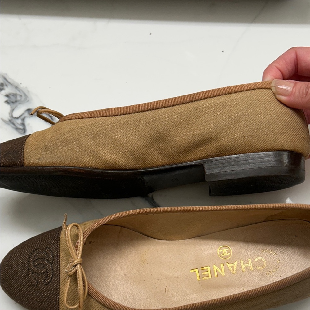 CHANEL Women's Beige and Brown CC Flats - Picture 4 of 11